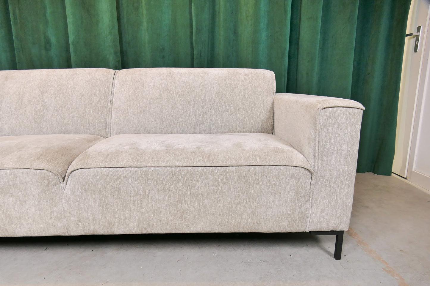 Prominent chaise longue beige