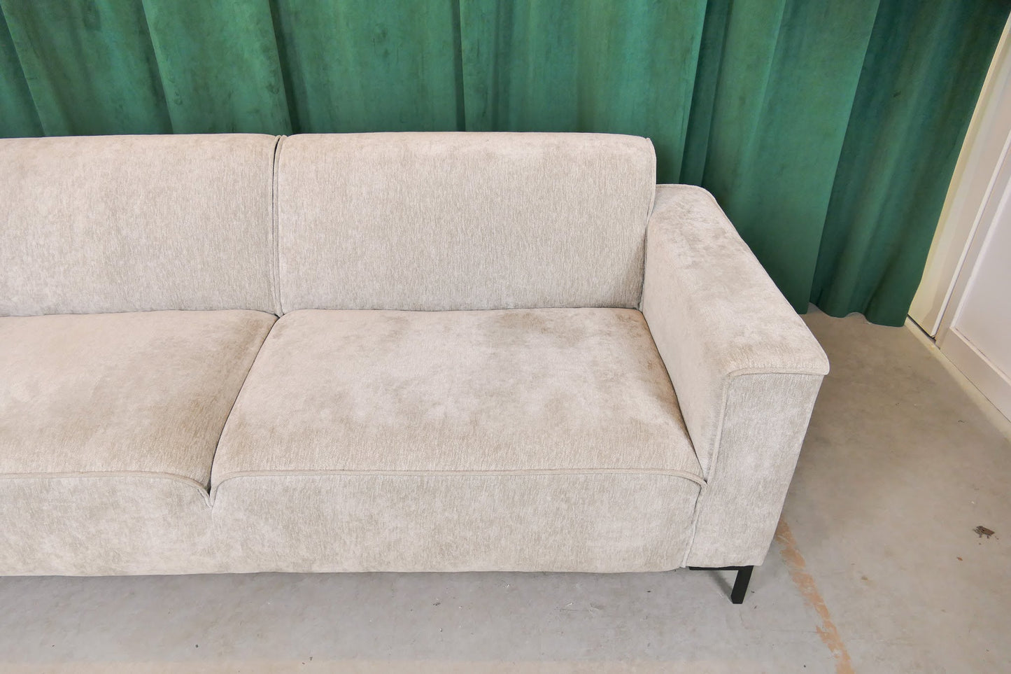 Prominent chaise longue beige