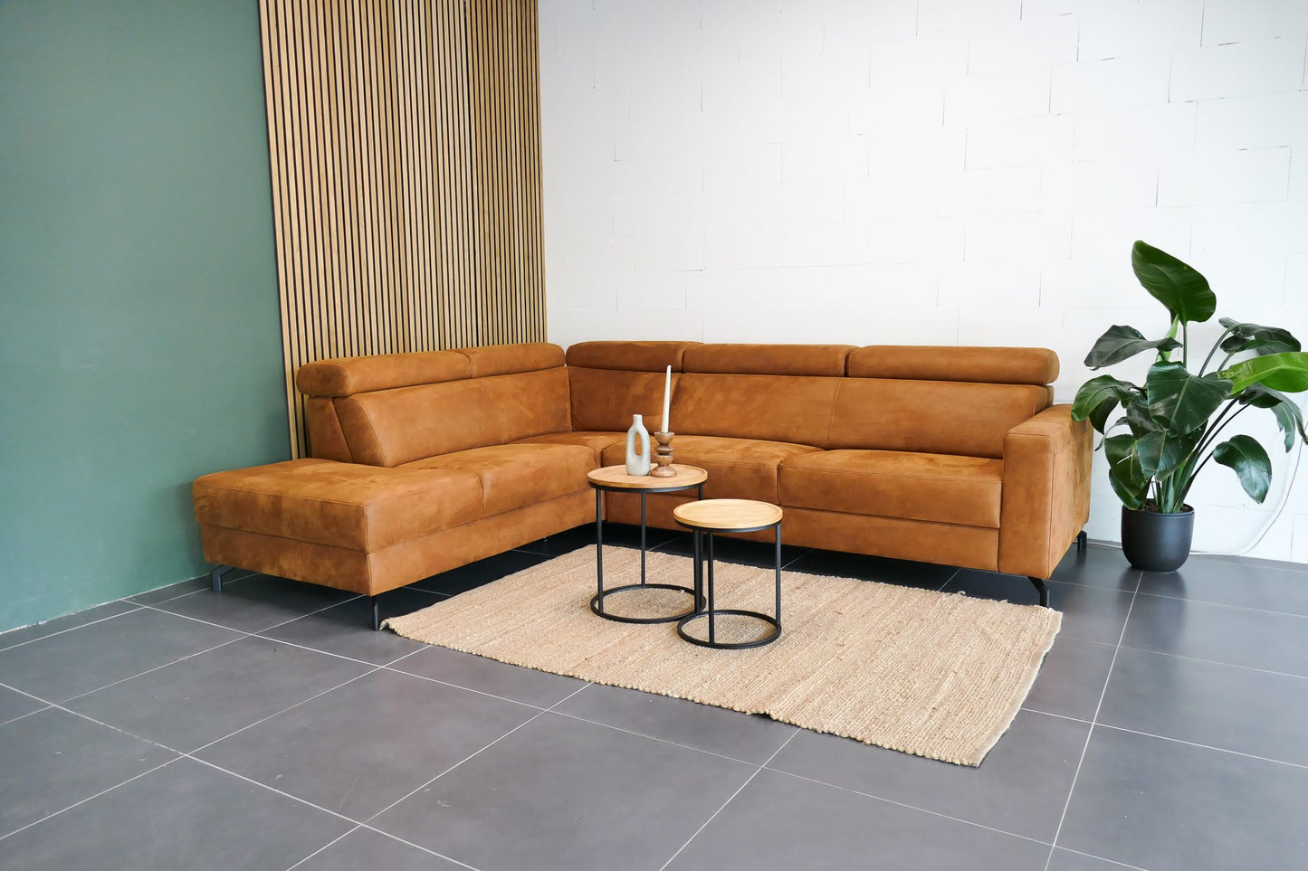 Refurbished Inhouse Hoekbank Rigas Cognac