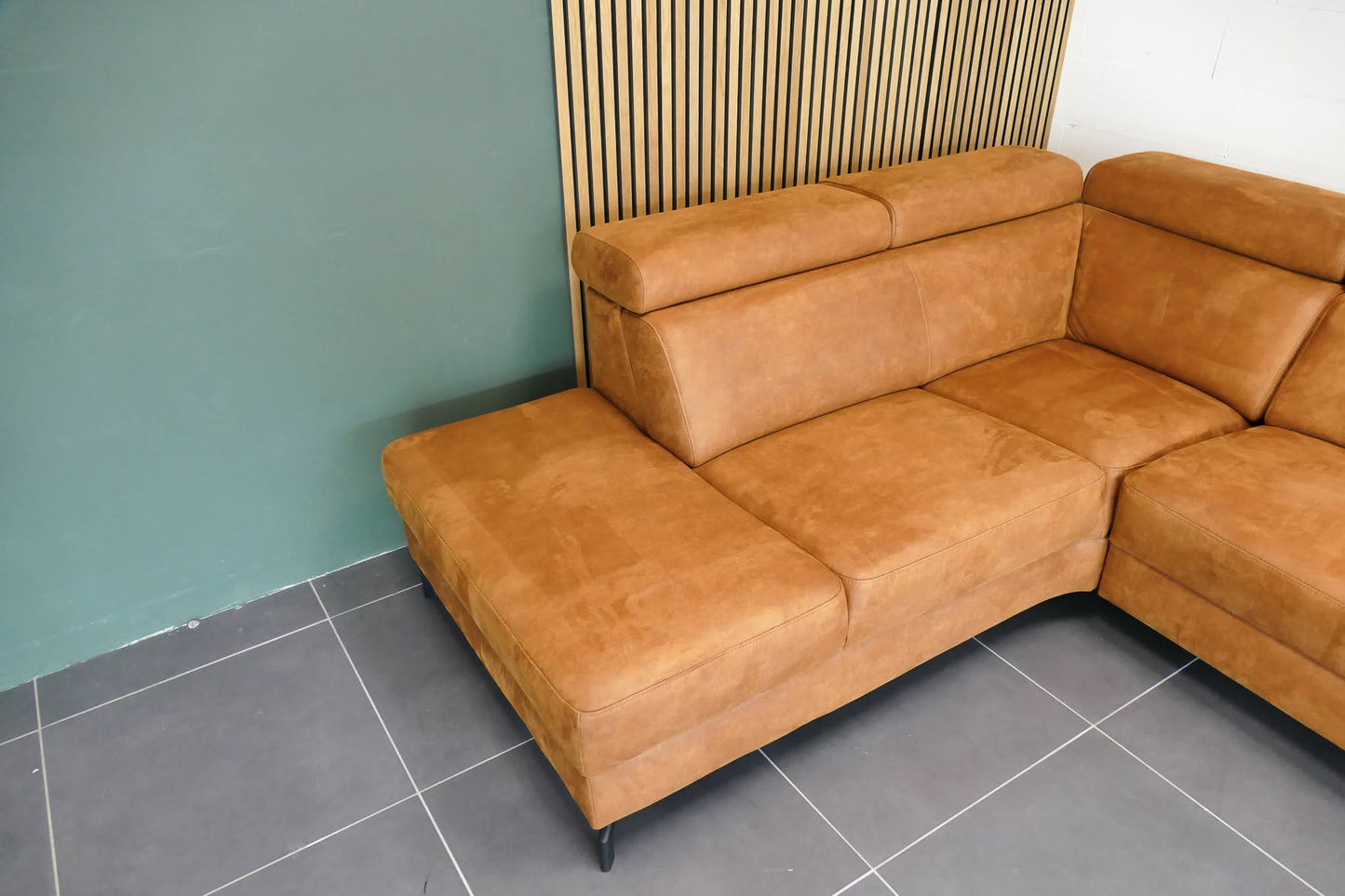 Refurbished Inhouse Hoekbank Rigas Cognac