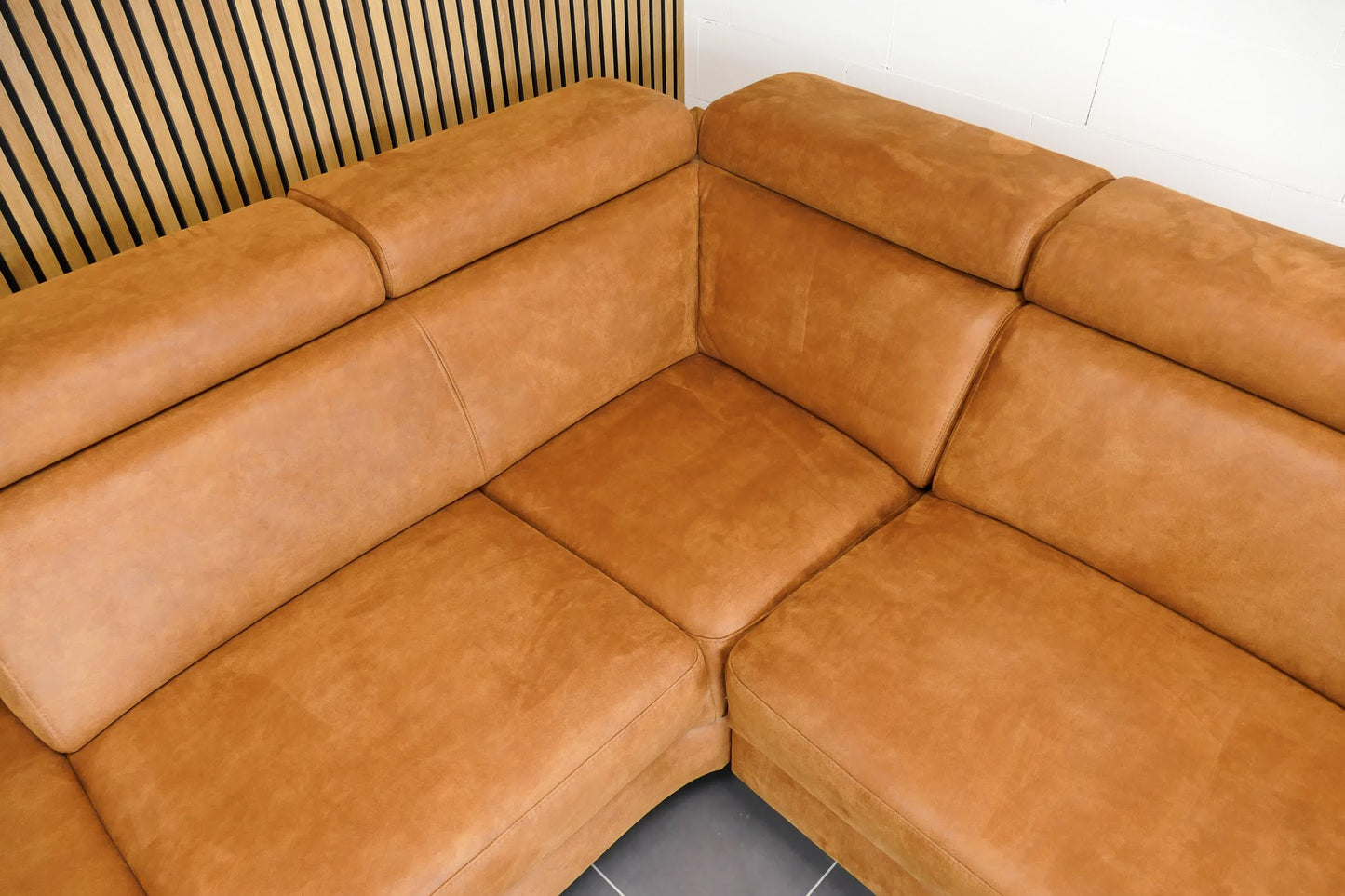 Refurbished Inhouse Hoekbank Rigas Cognac