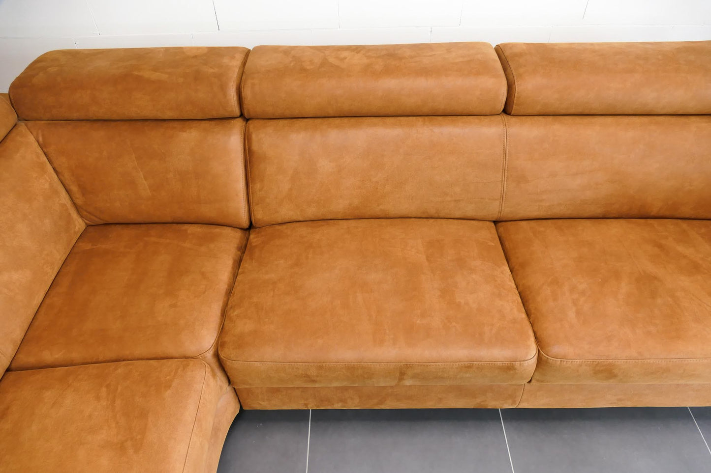 Refurbished Inhouse Hoekbank Rigas Cognac