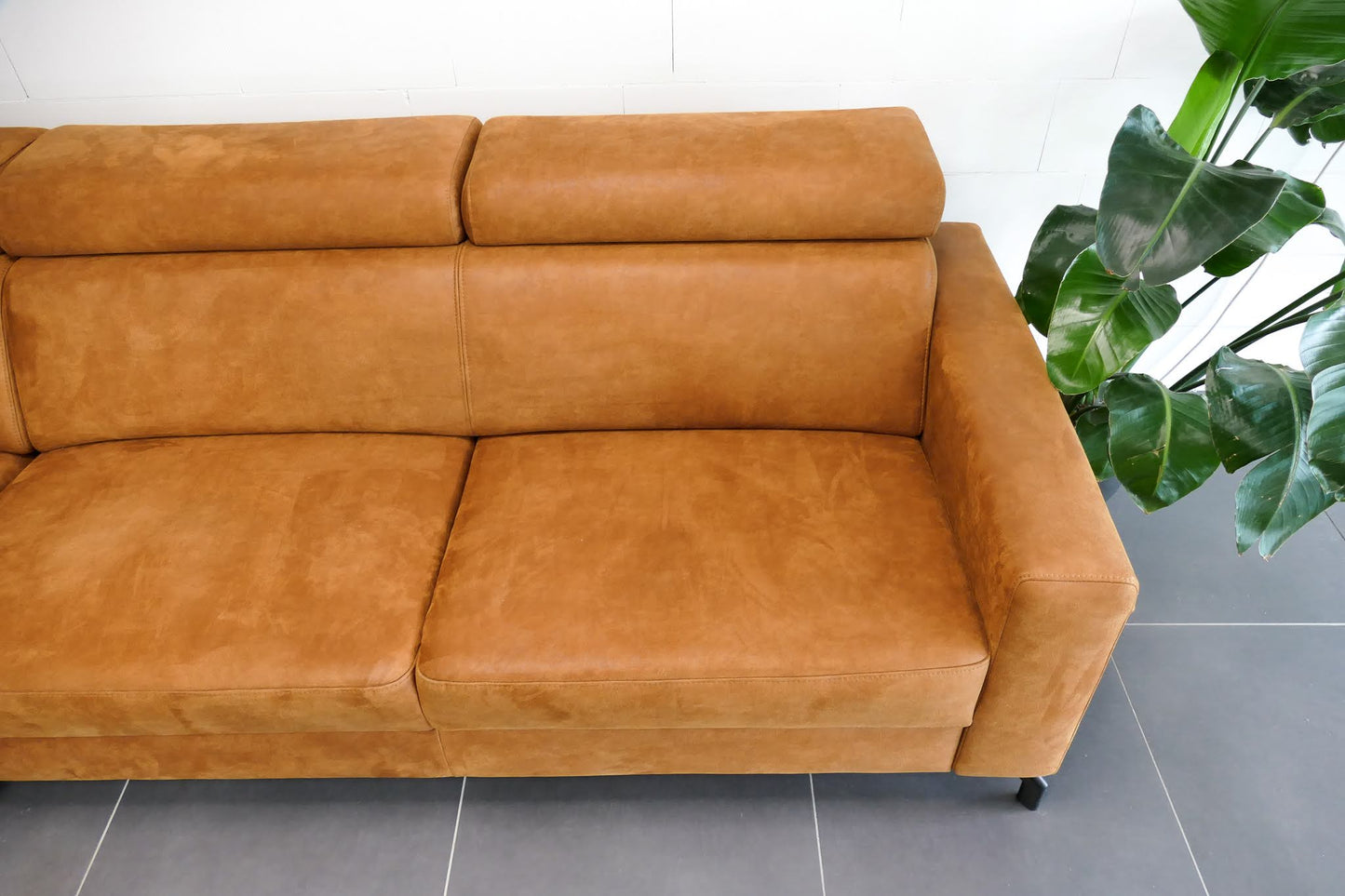 Refurbished Inhouse Hoekbank Rigas Cognac