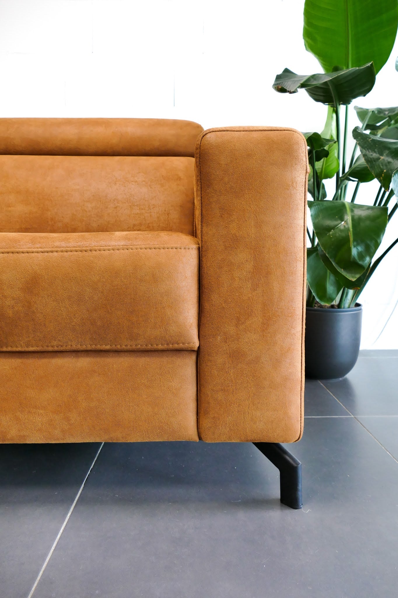 Refurbished Inhouse Hoekbank Rigas Cognac