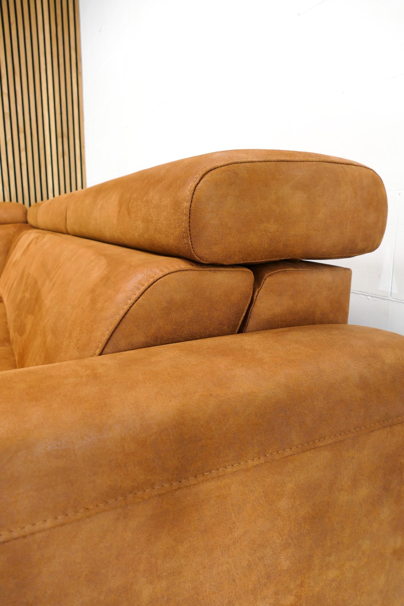 Refurbished Inhouse Hoekbank Rigas Cognac