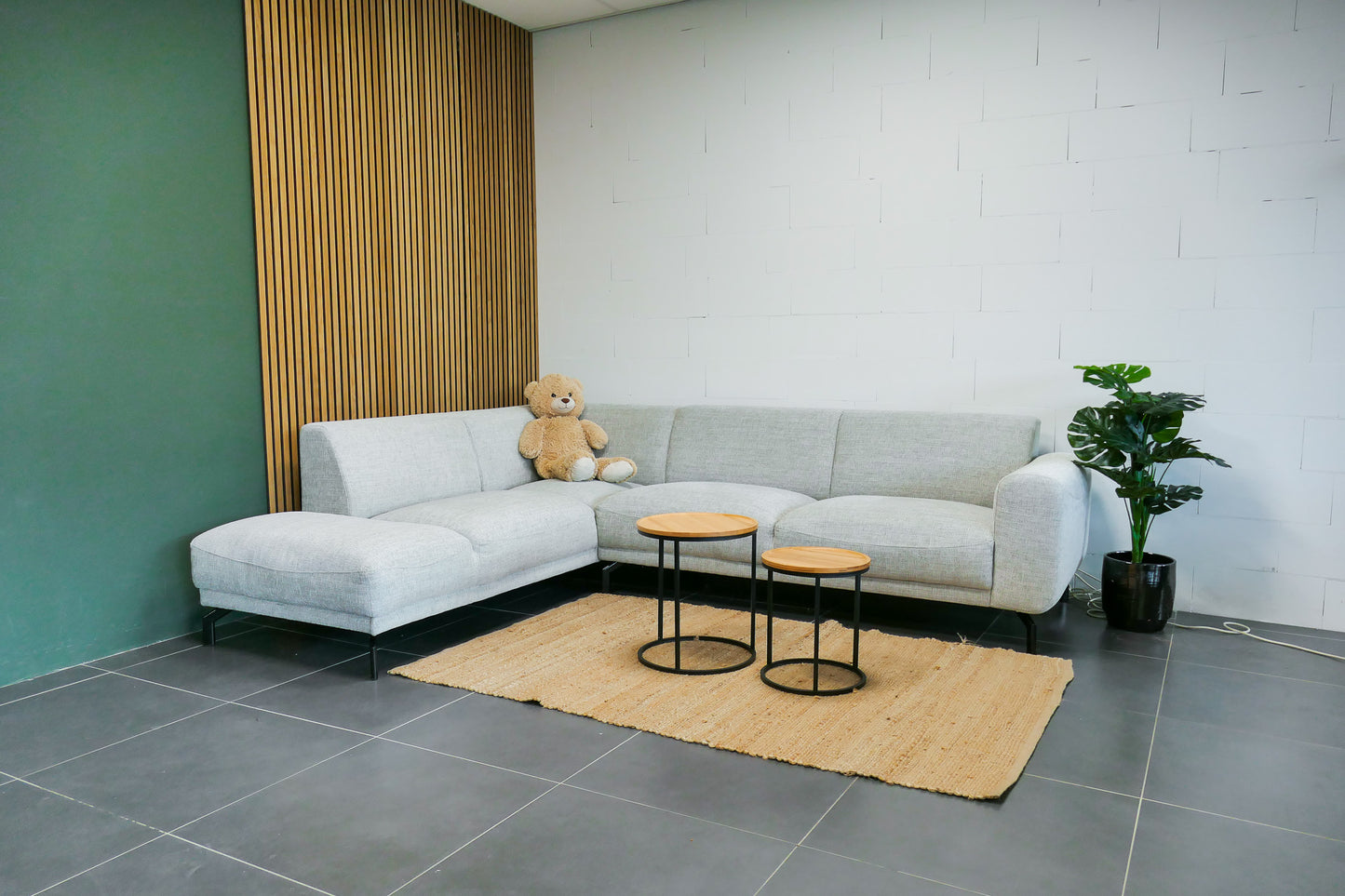 Refurbished Hoekbank Greige Grijs / Beige DFS met Hocker