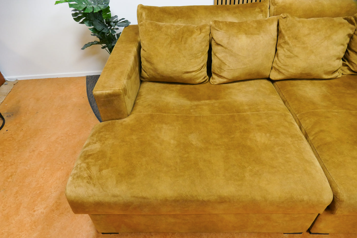 Refurbished 3 zits Lounge bank Okergeel