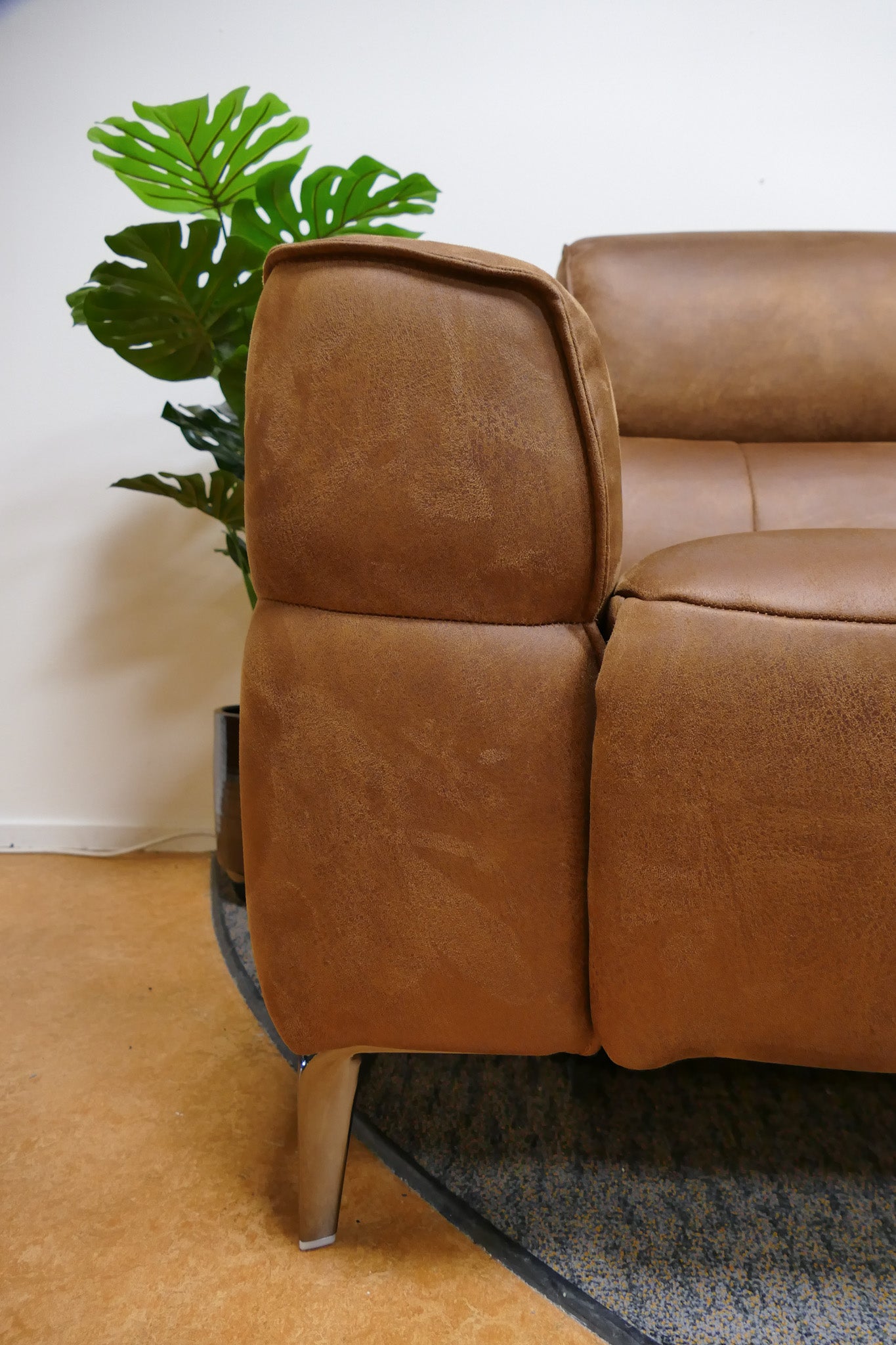 Refurbished 3-Zits Electrisch Mancini Vicenza Microvezel Cognac