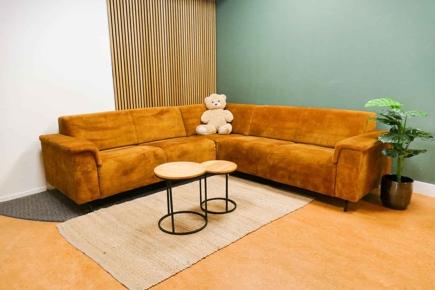 Refurbished lounge hoekbank oker geel