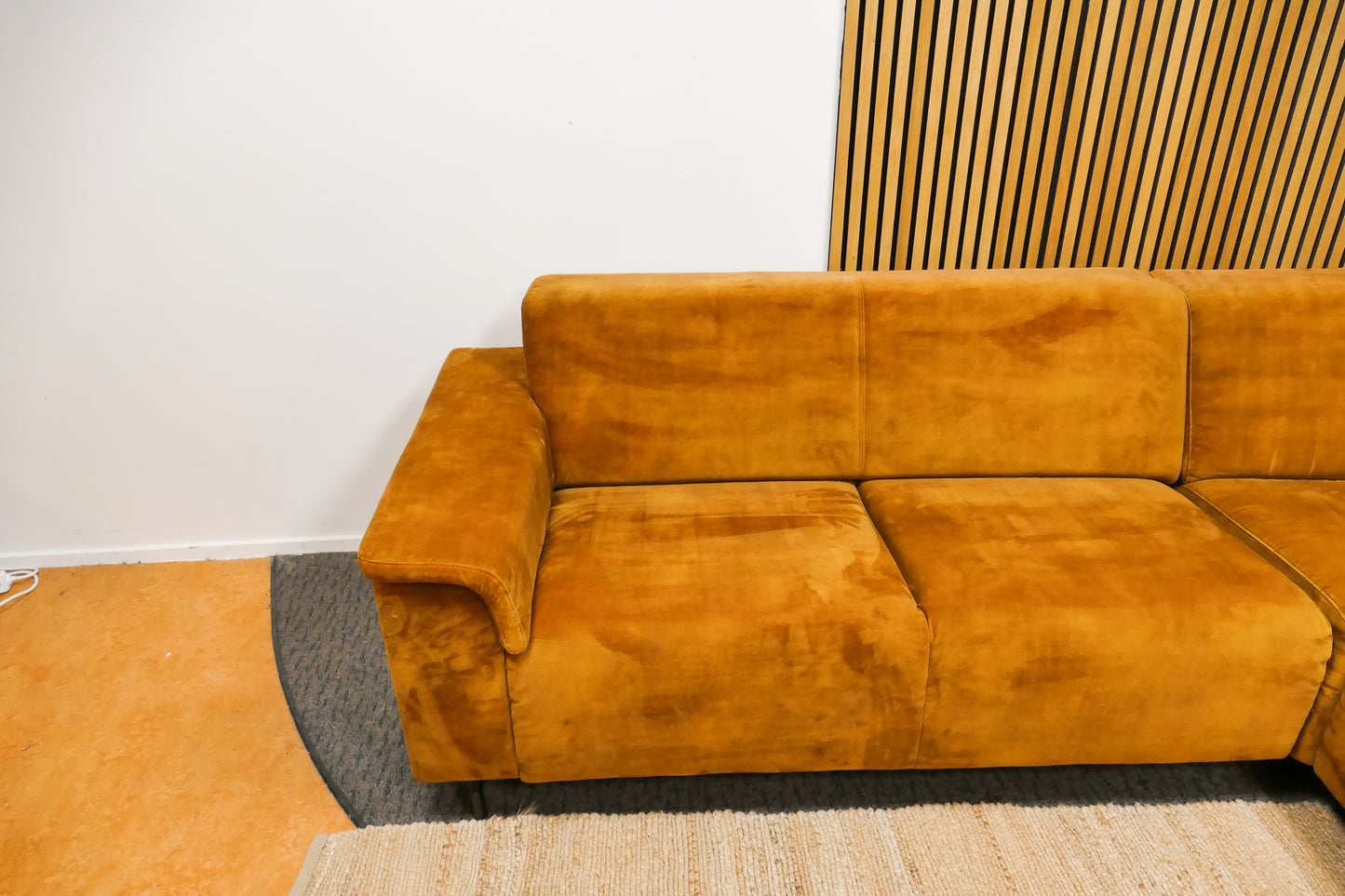 Refurbished lounge hoekbank oker geel
