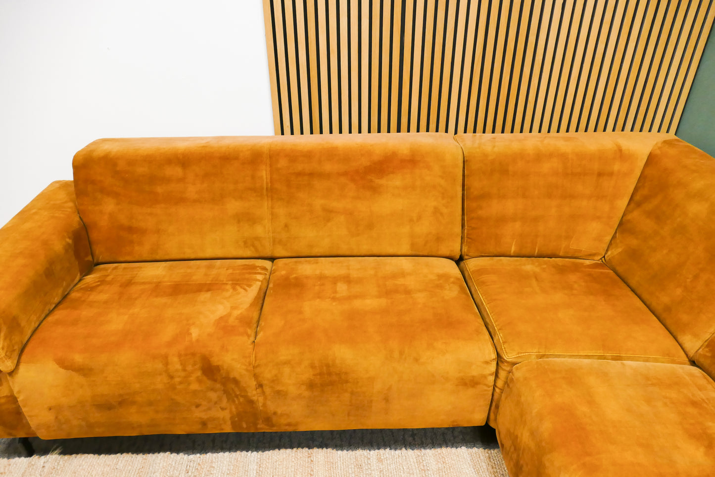 Refurbished lounge hoekbank oker geel