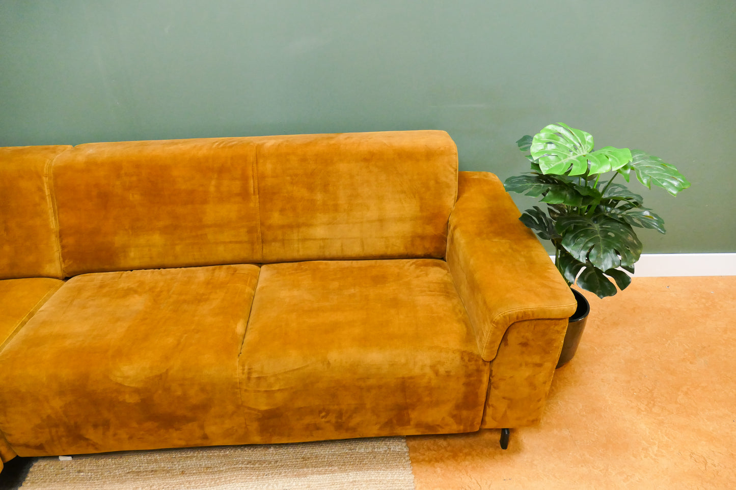 Refurbished lounge hoekbank oker geel