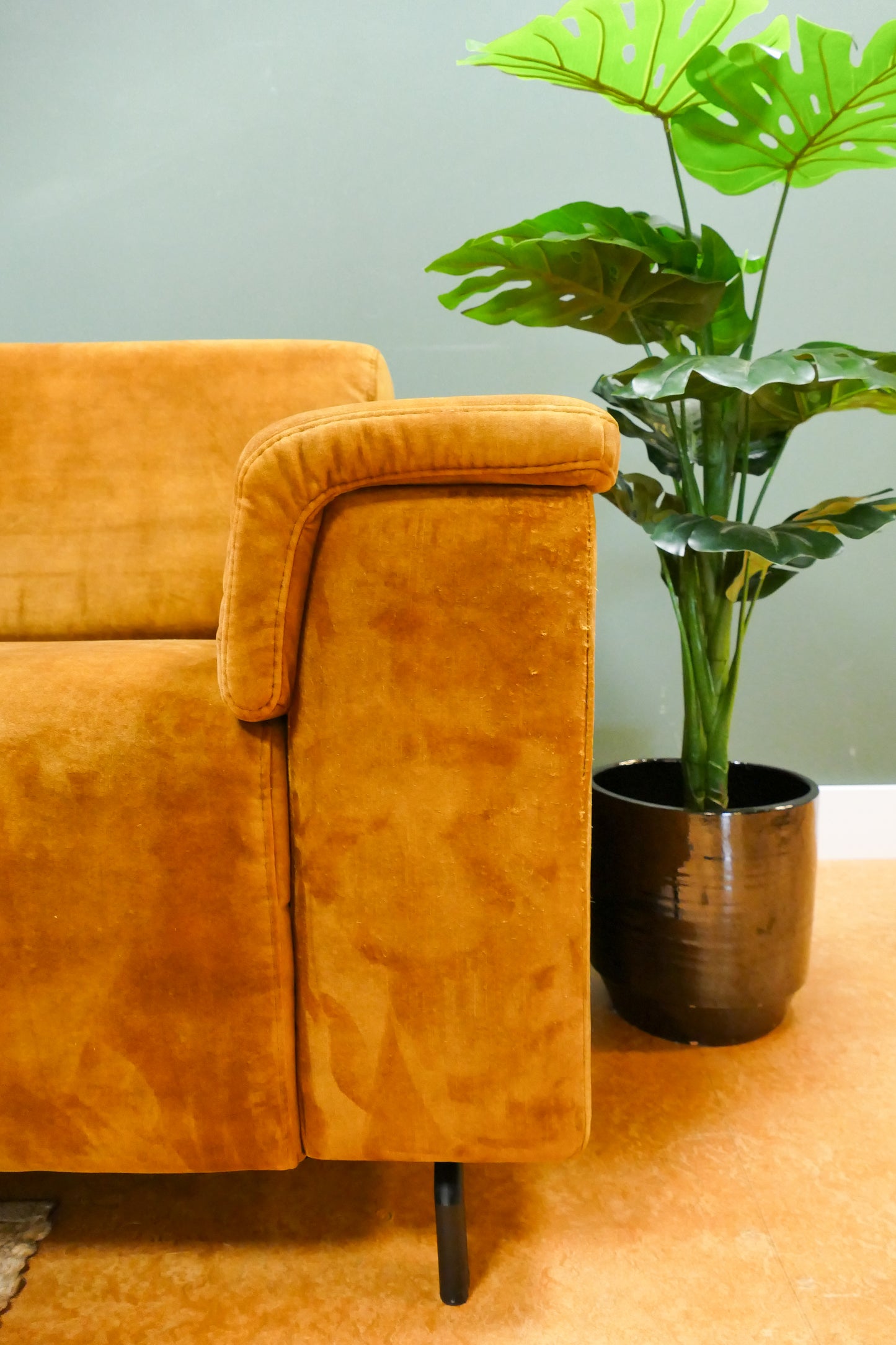 Refurbished lounge hoekbank oker geel