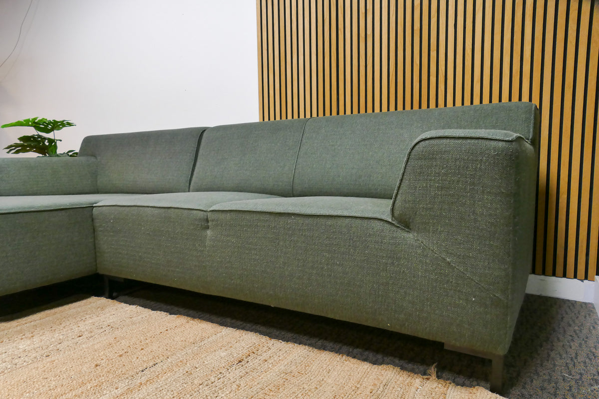 Refurbished Bank met Chaise Longue Bosgroen