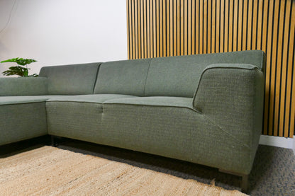 Refurbished Bank met Chaise Longue Bosgroen