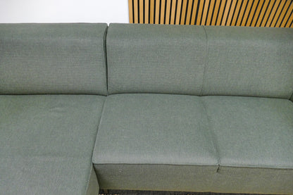 Refurbished Bank met Chaise Longue Bosgroen
