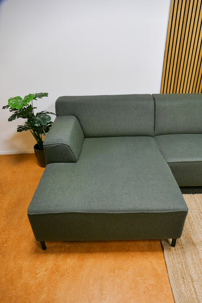 Refurbished Bank met Chaise Longue Bosgroen