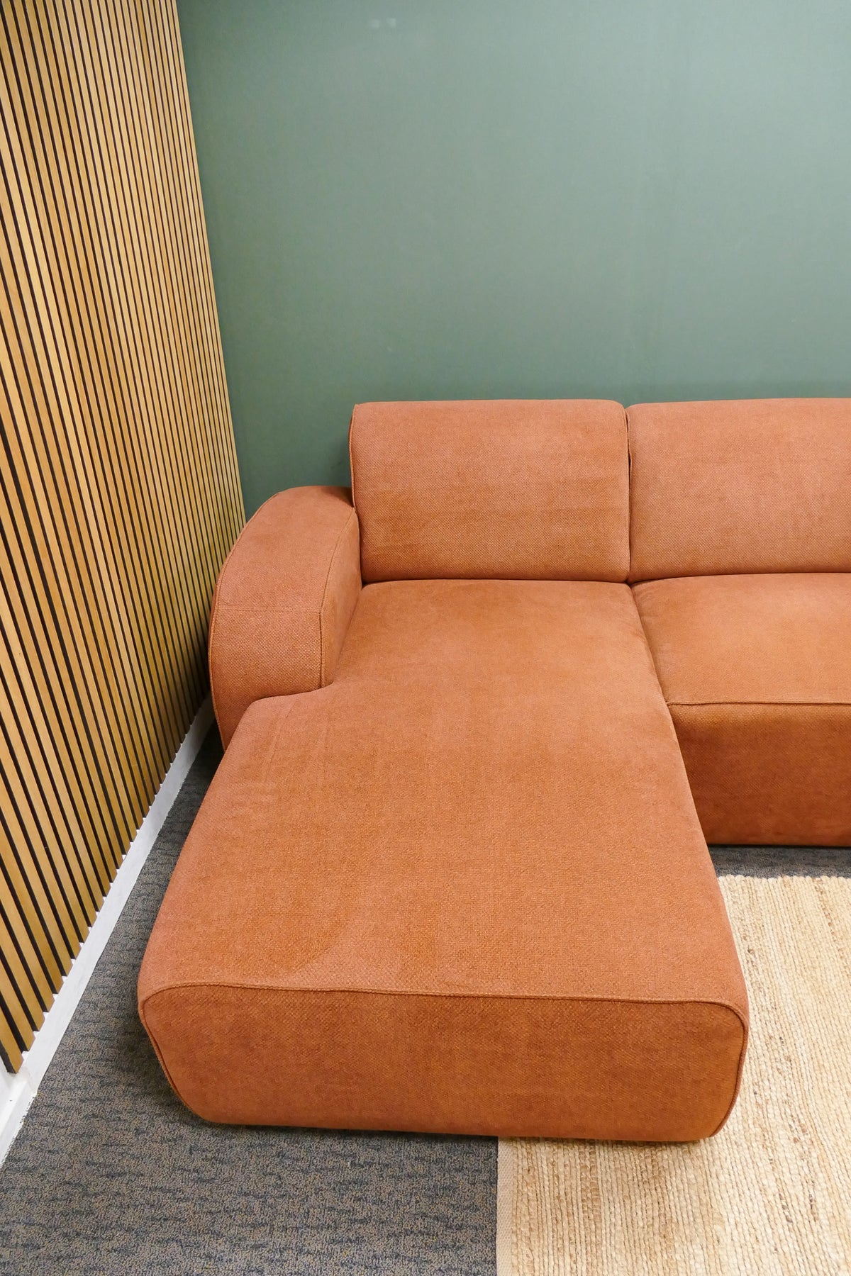 Refurbished Moderne U Bank Terracotta