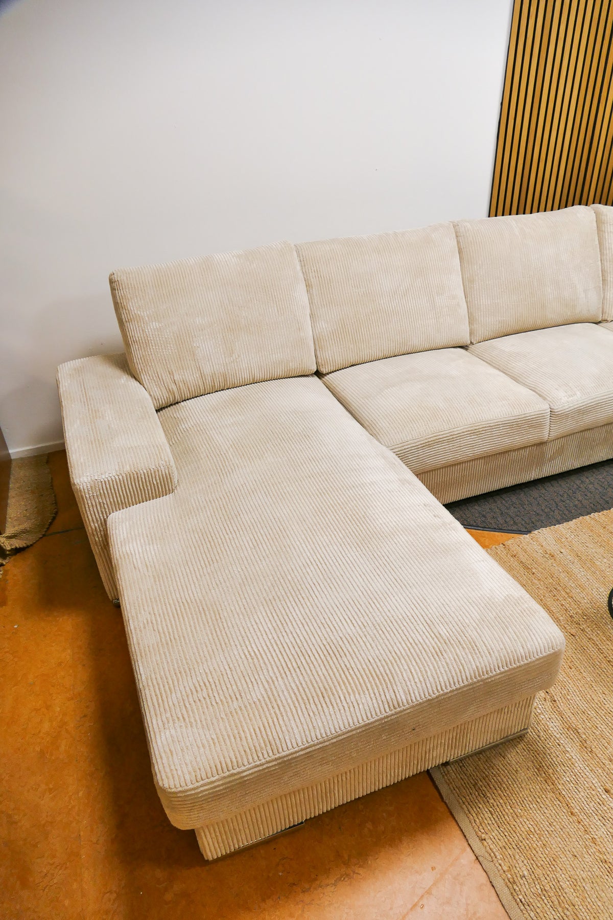Refurbished Grote U Bank Ribstof Beige
