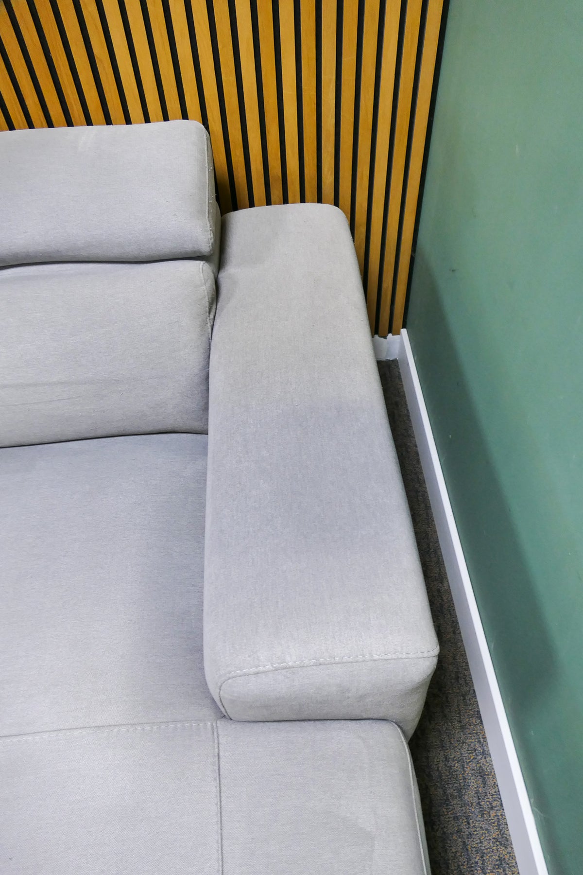 Refurbished Brede Bank met Chaise Longue Grijs
