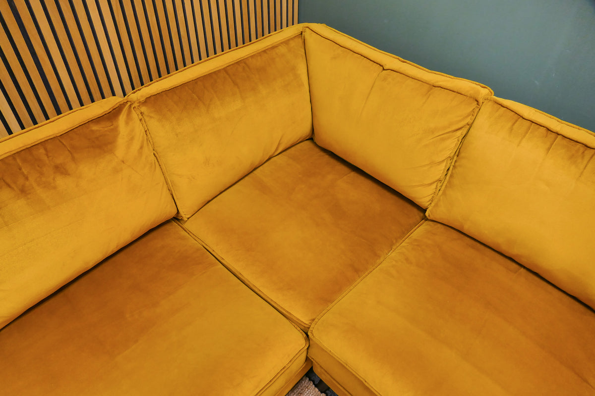 Refurbished Hoekbank Goossens Velvet Okergeel