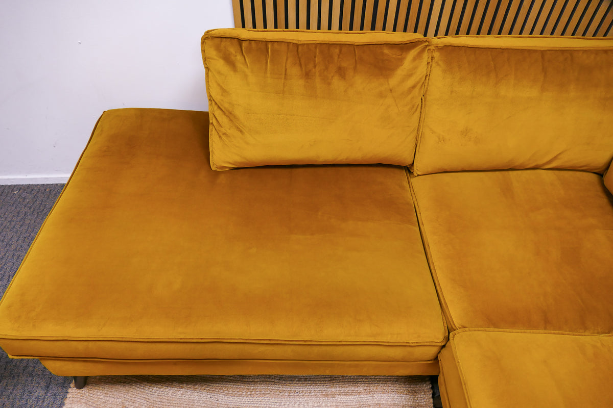 Refurbished Hoekbank Goossens Velvet Okergeel