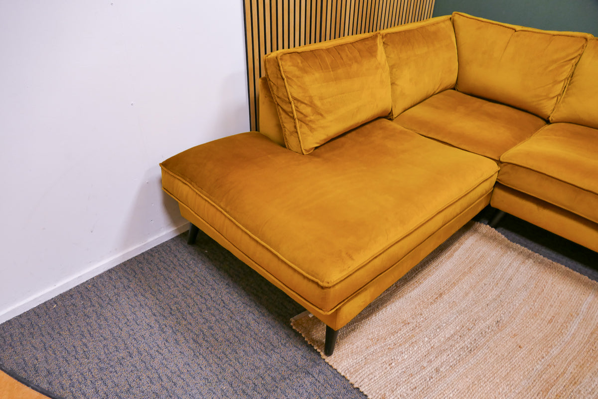 Refurbished Hoekbank Goossens Velvet Okergeel