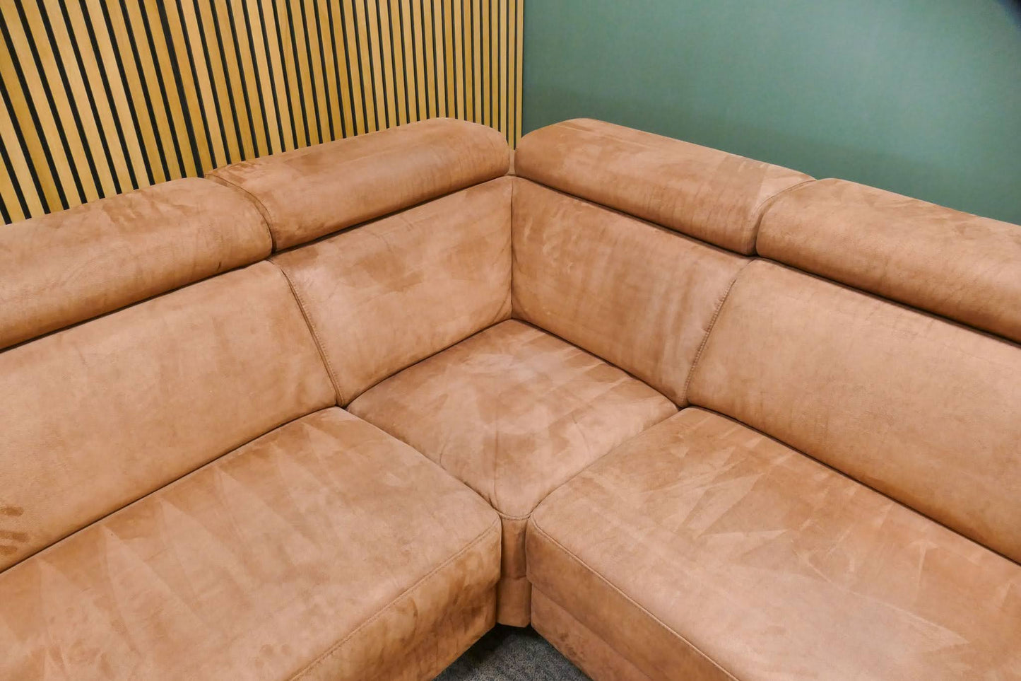 Refurbished Inhouse Hoekbank Cognac Microvezel