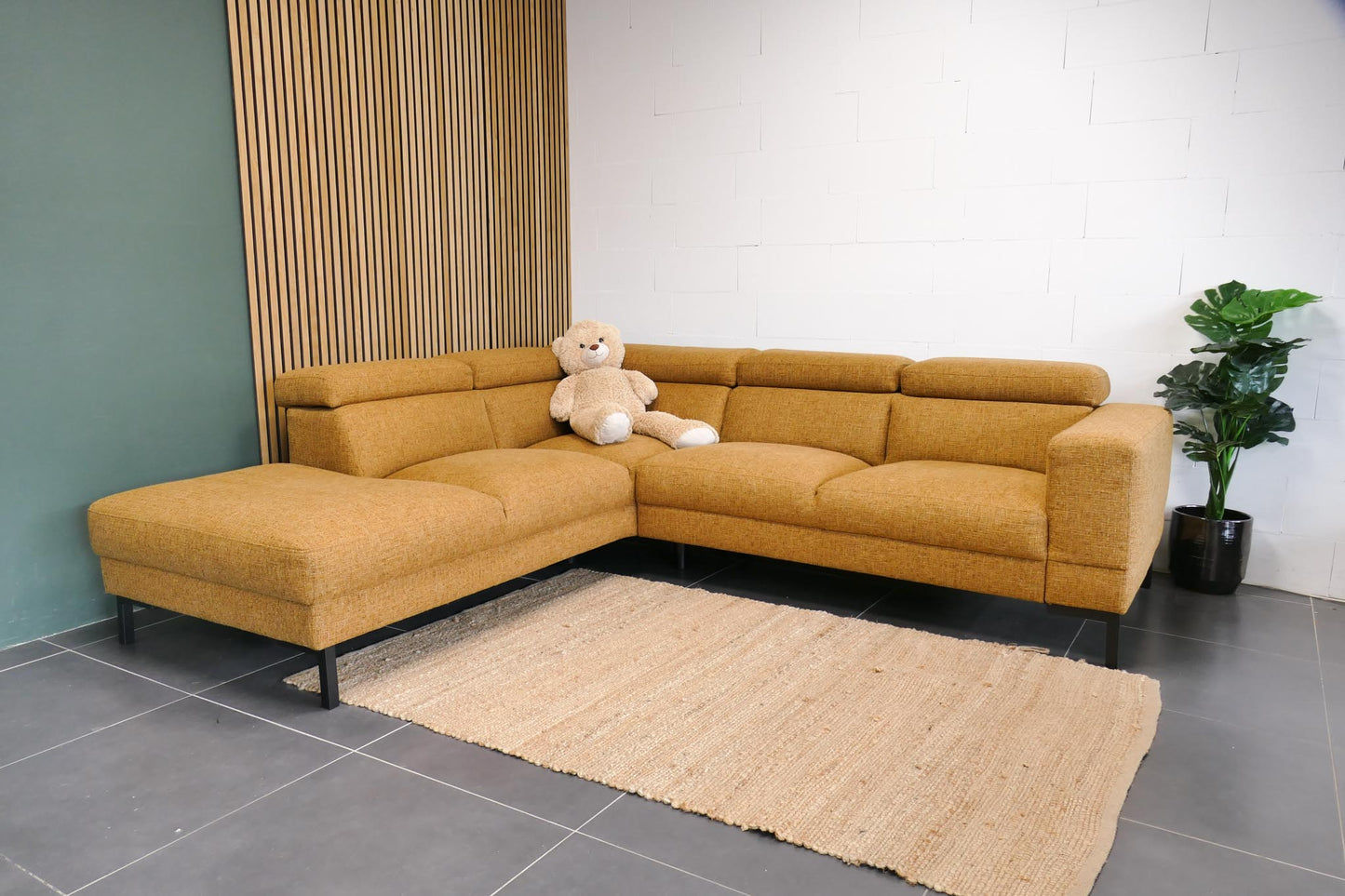 Refurbished InHouse hoekbank Nayomi Goudgeel met hocker