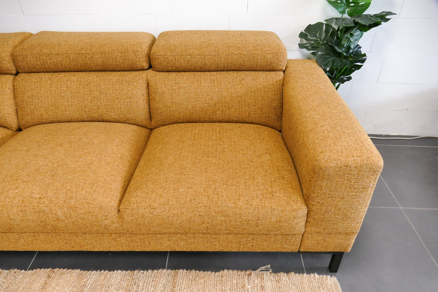 Refurbished InHouse hoekbank Nayomi Goudgeel met hocker