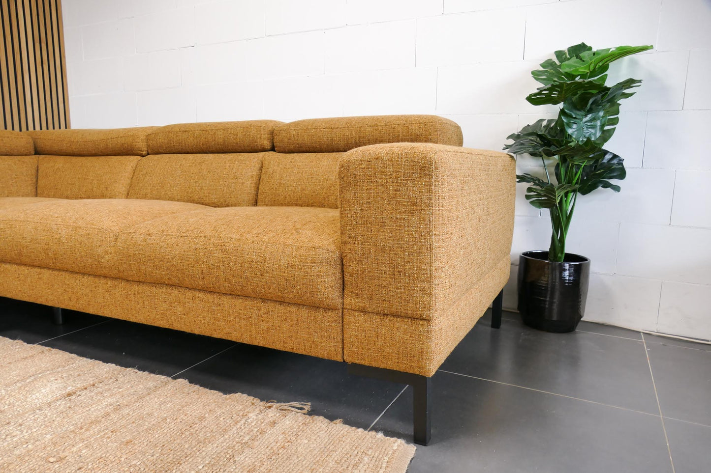 Refurbished InHouse hoekbank Nayomi Goudgeel met hocker